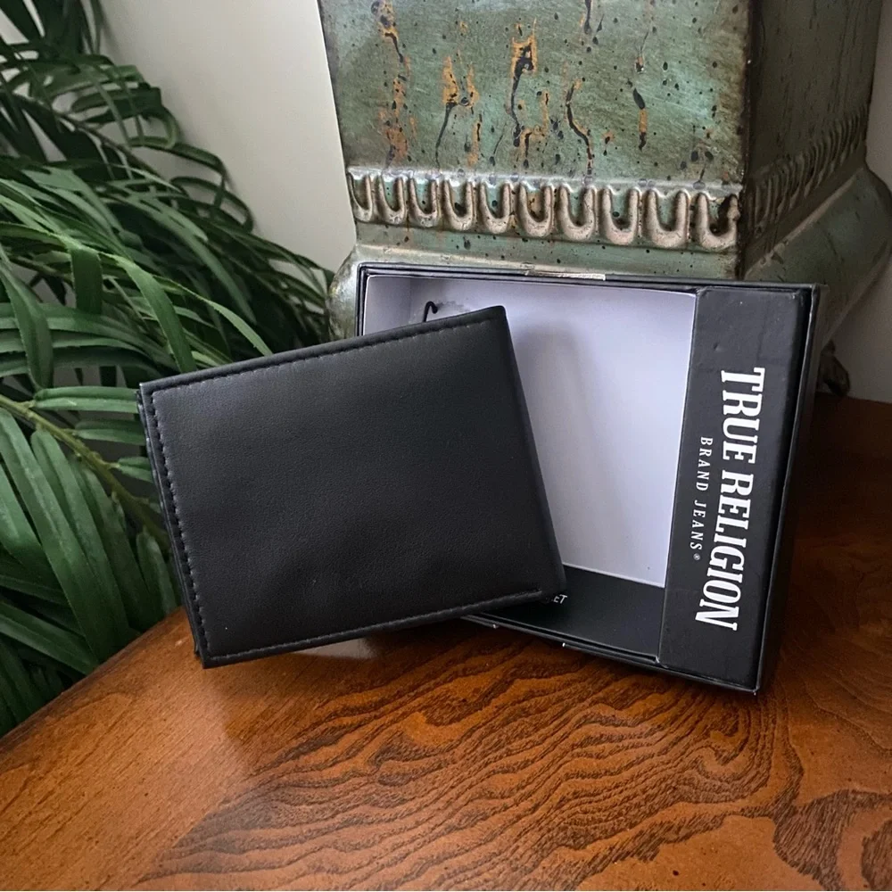 True Religion Black Genuine Leather Embossed Horseshoe Logo Wallet BiFol…